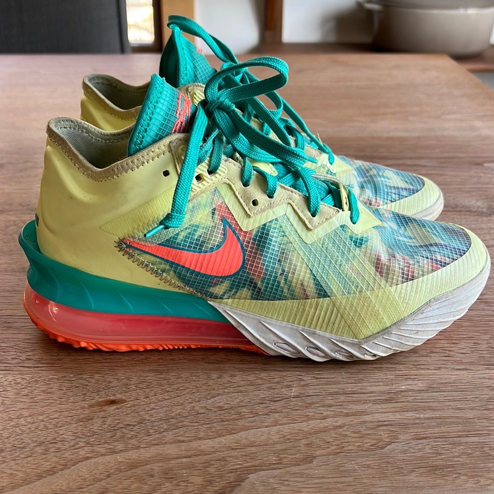 Nike React basketball shoes men’s US 7.5 women’s 9